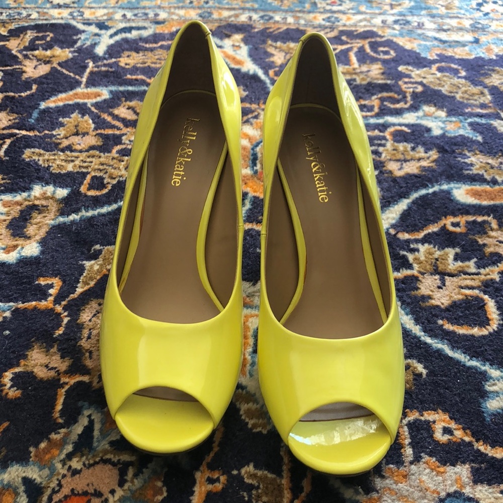 Open toe patented leather heels